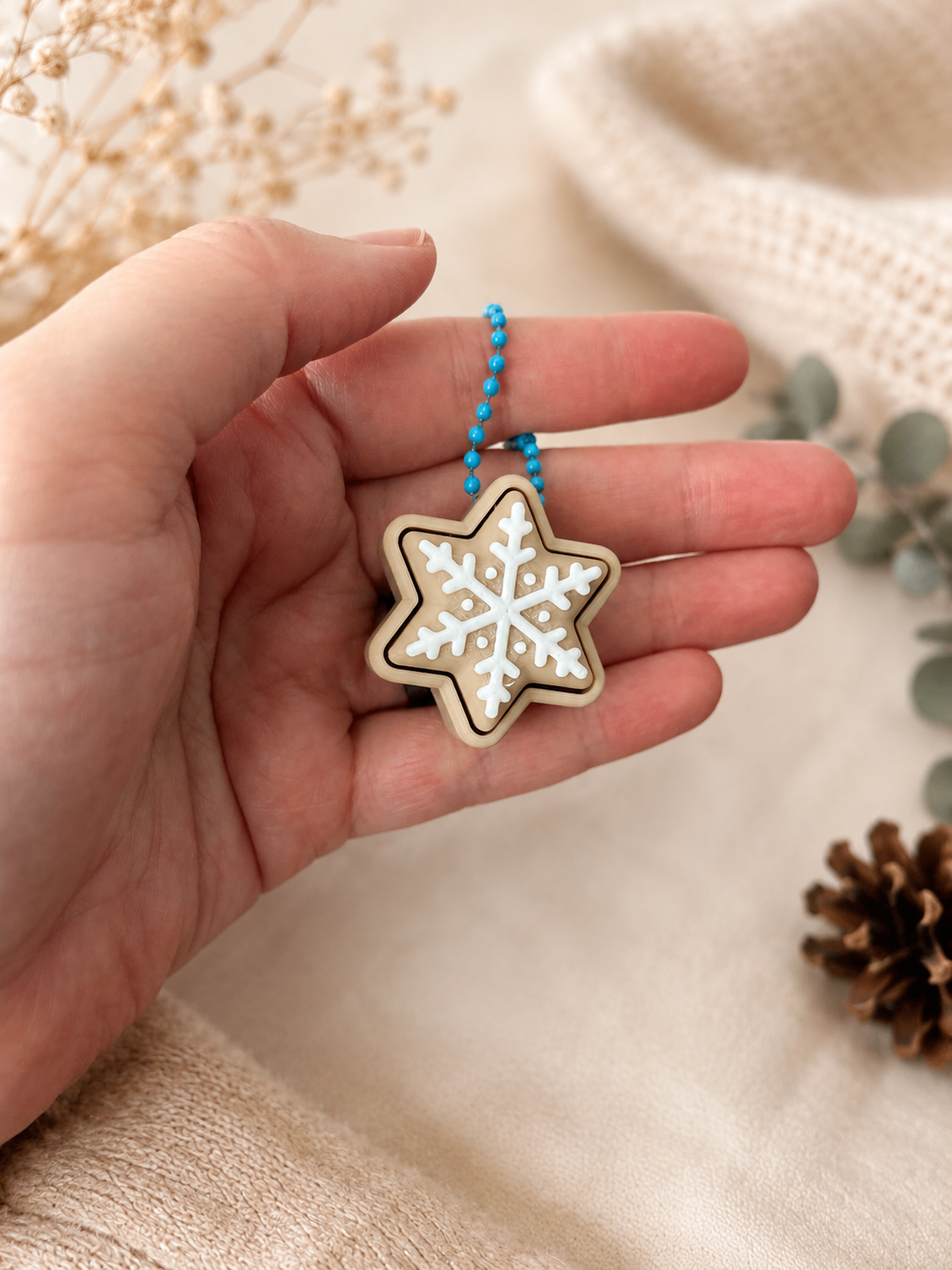 Schneeflocken-Clicker mit Kugelkette – winterlicher 3D-gedruckter Anhänger